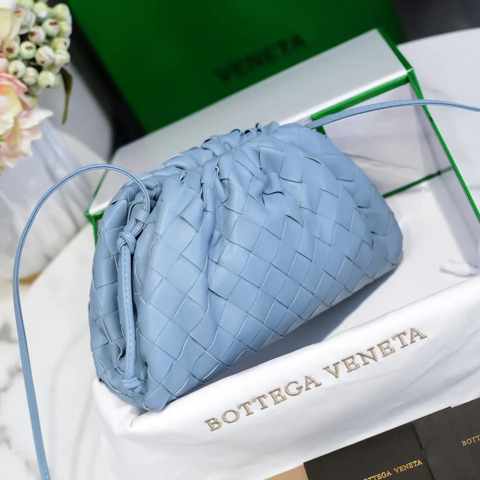 Batch 1260 large grid weaving The pouch cloud bag is the first series designed by former Celine designer Daniel Lee after joining BV. The upper body is extremely ecstatic ~ fashionable and classy ~ elegant and concise, lazy and intellectual size: 23*13*8 [Little Cloud Rough Weave#]